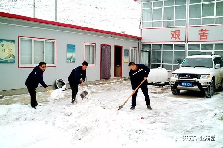 人間四月芳菲盡，山中春雪還復(fù)來
